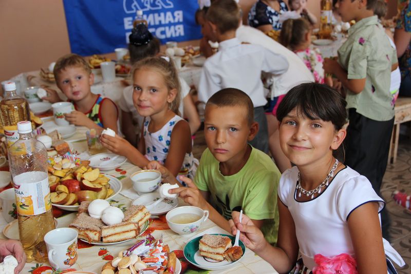 Дети за сладким столом